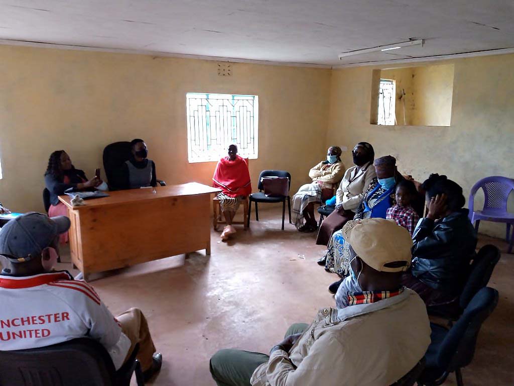 Meeting between coaches and Kenyan villagers, participants of Action10 program, Kenya.
